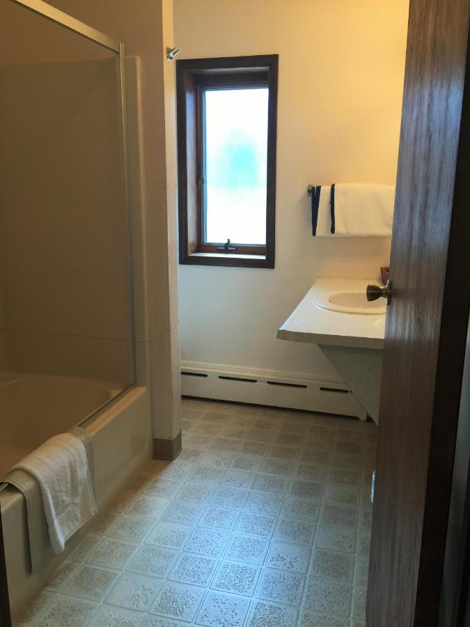 Queen Suite with Sofa Bed at Cedar Motor Inn