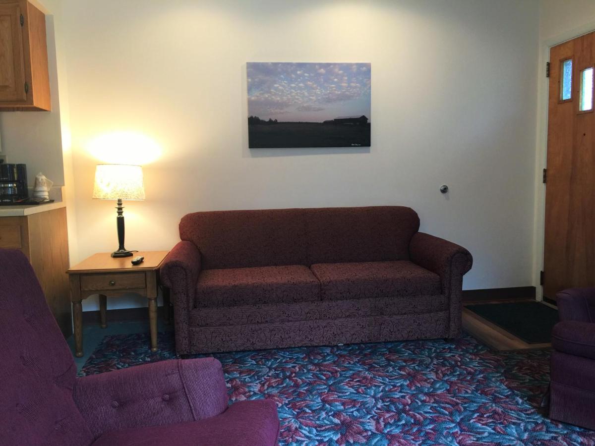 Queen Suite with Sofa Bed at Cedar Motor Inn