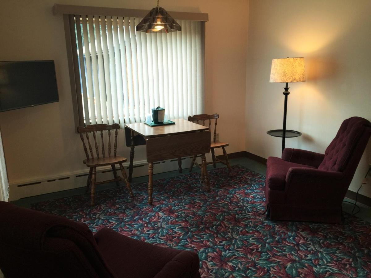 Queen Suite with Sofa Bed at Cedar Motor Inn