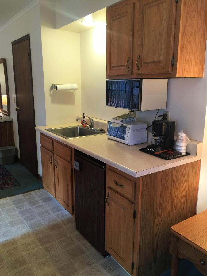 Queen Suite with Sofa Bed at Cedar Motor Inn