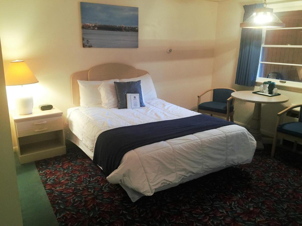 Comfort Double Room at Cedar Motor Inn