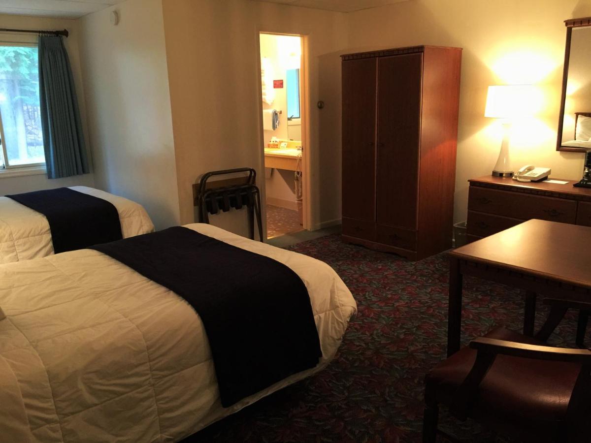 Quadruple Room at Cedar Motor Inn