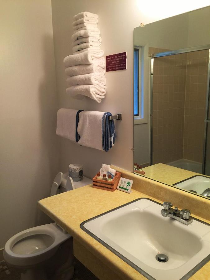Quadruple Room at Cedar Motor Inn