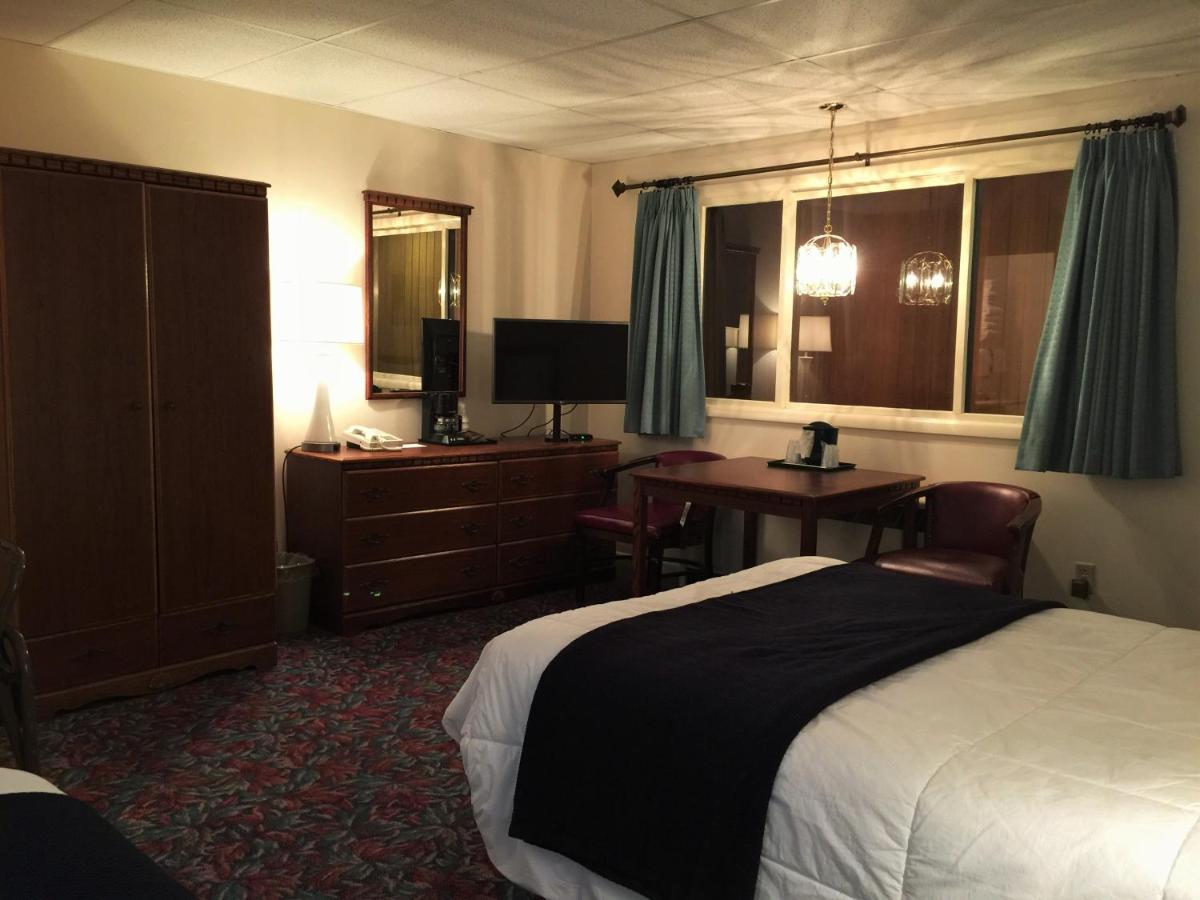 Quadruple Room at Cedar Motor Inn