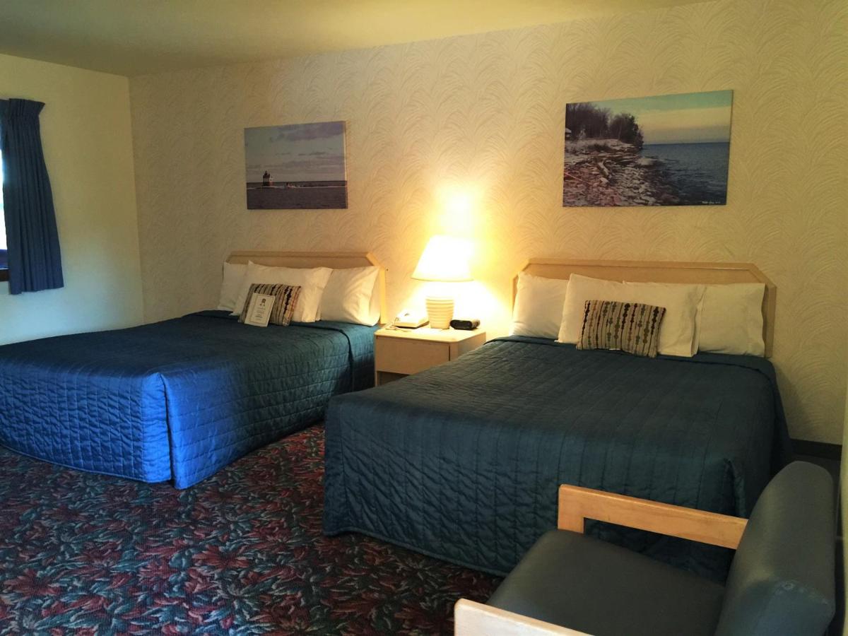 Deluxe Quadruple Room at Cedar Motor Inn