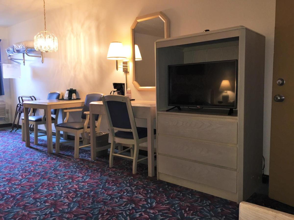 Deluxe Quadruple Room at Cedar Motor Inn