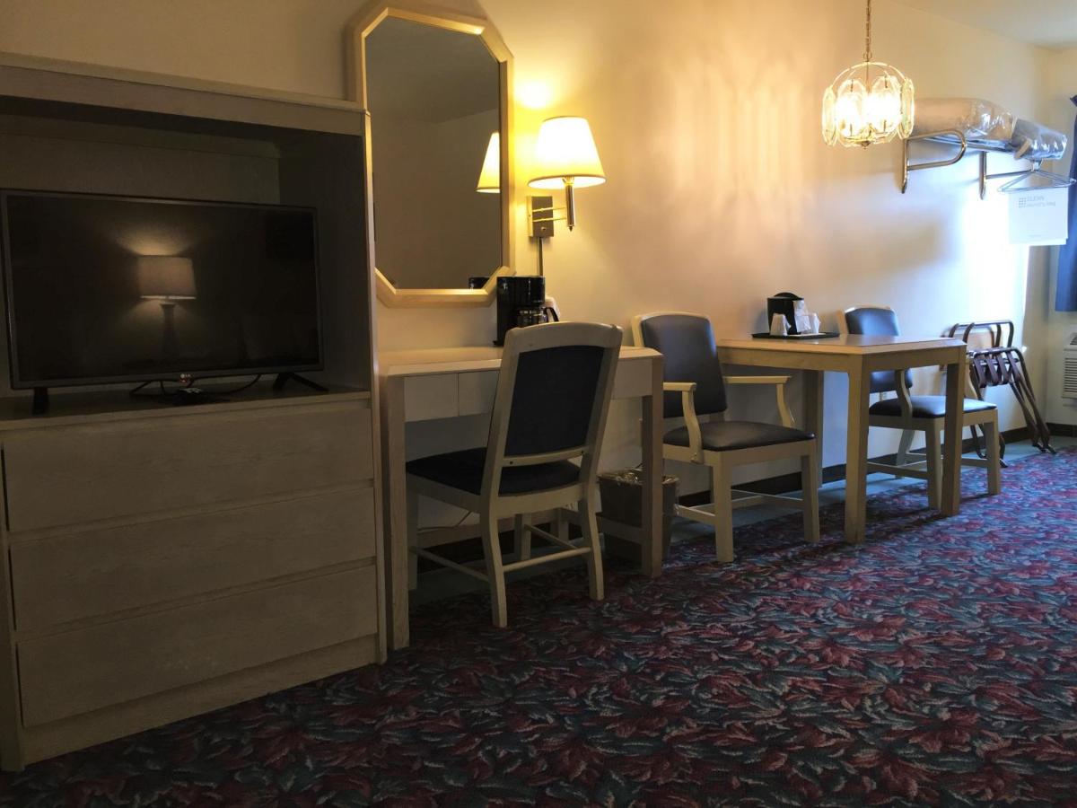 Comfort Quadruple Room at Cedar Motor Inn