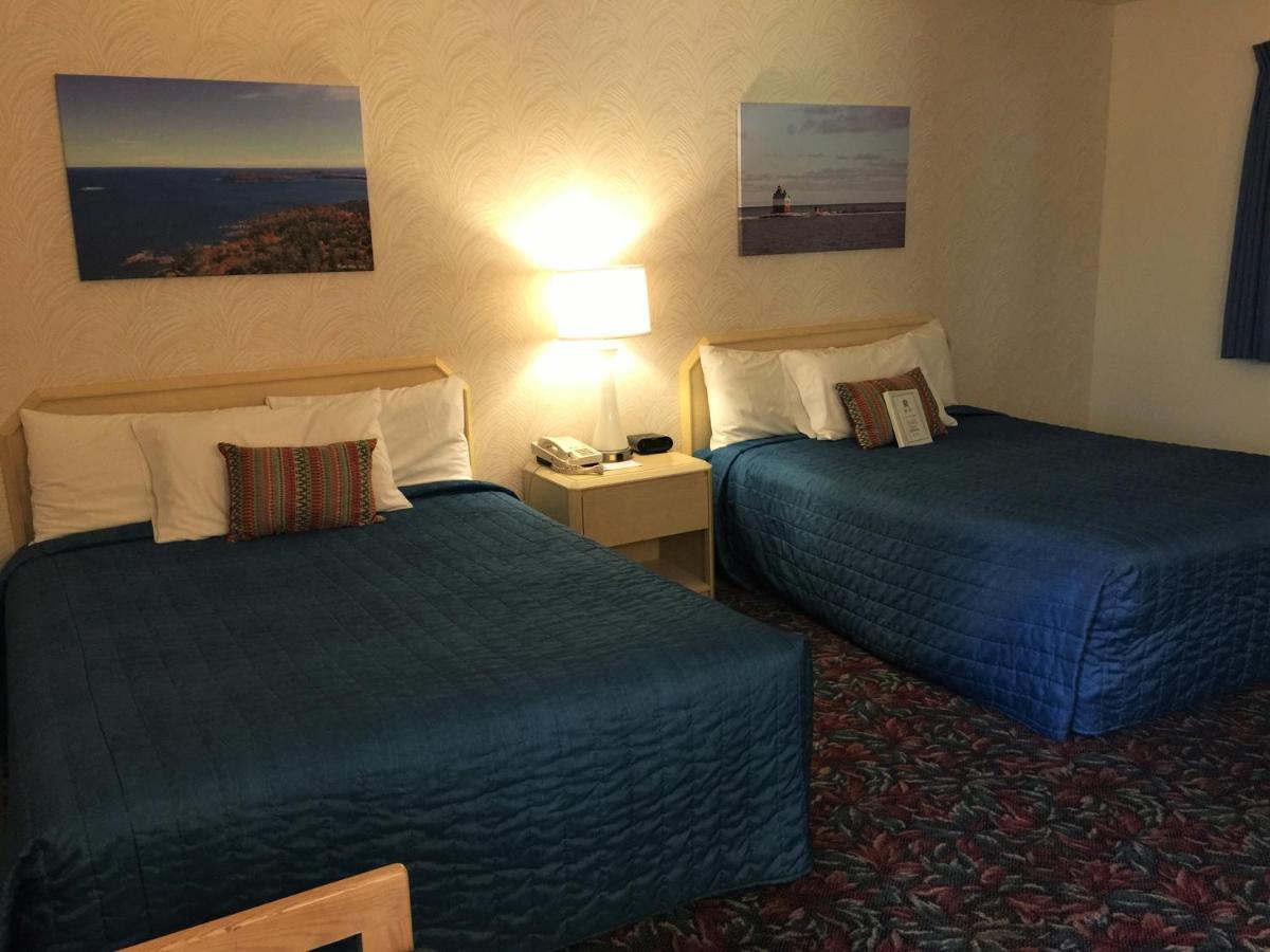 Comfort Quadruple Room at Cedar Motor Inn