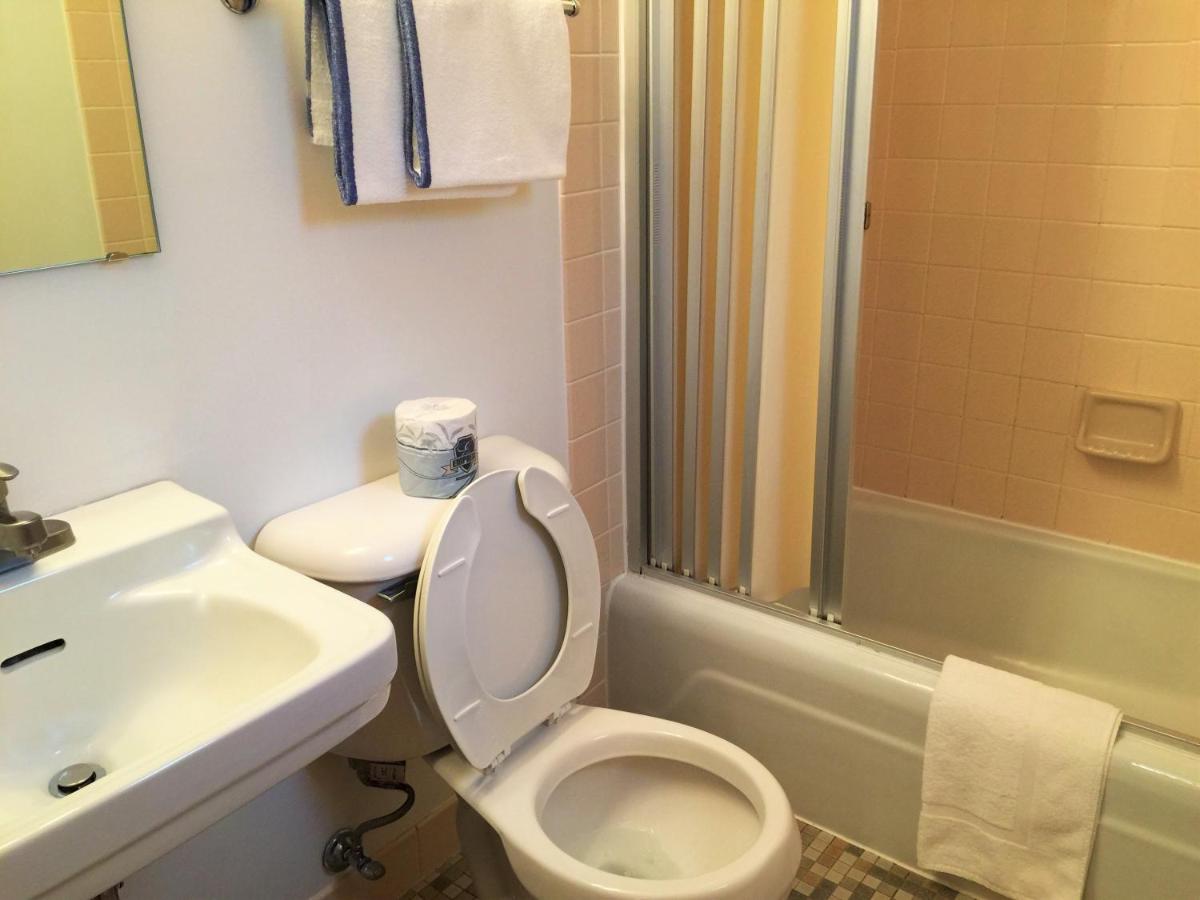 Double Room at Cedar Motor Inn