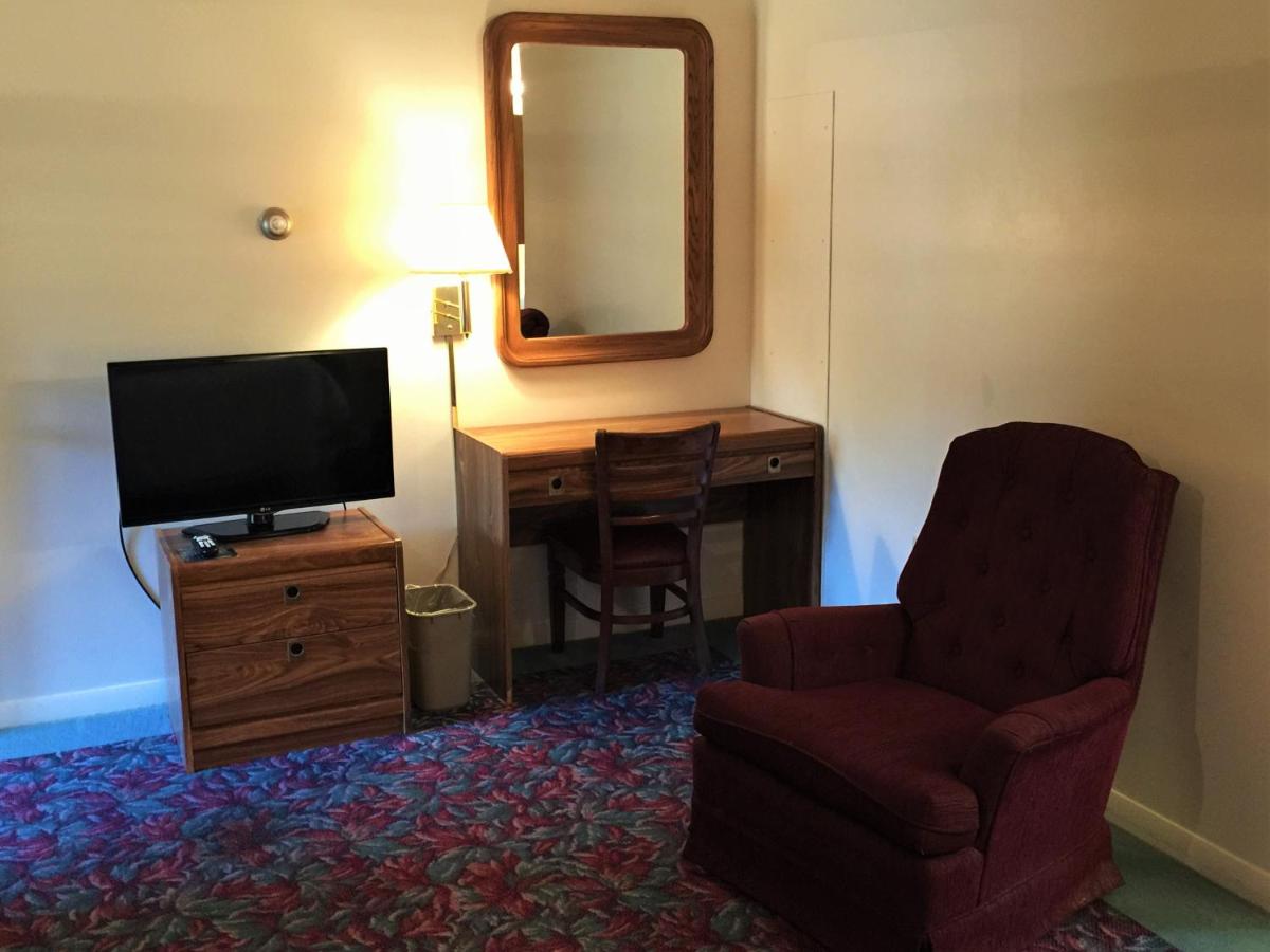 Double Room at Cedar Motor Inn