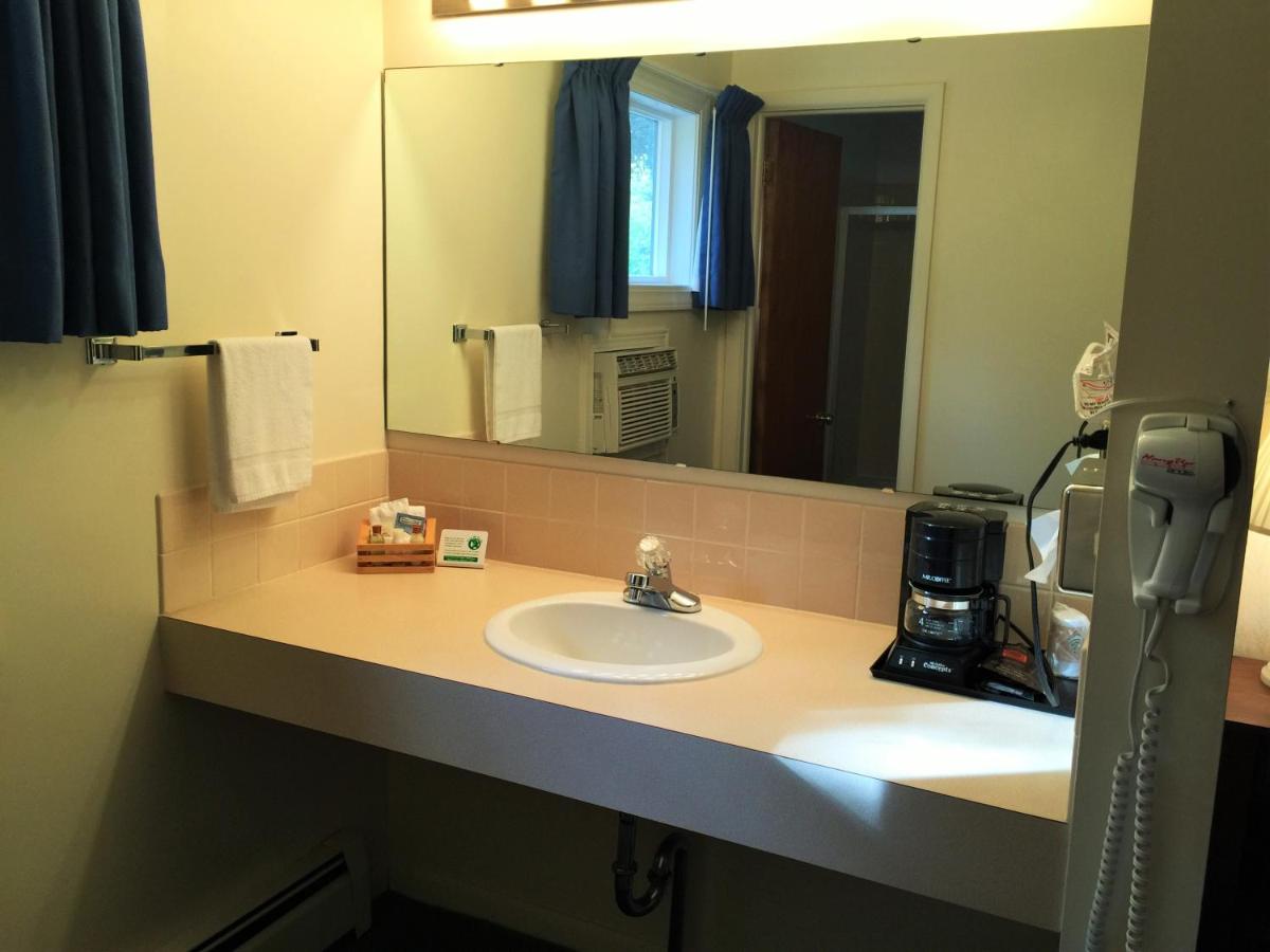 Double Room at Cedar Motor Inn