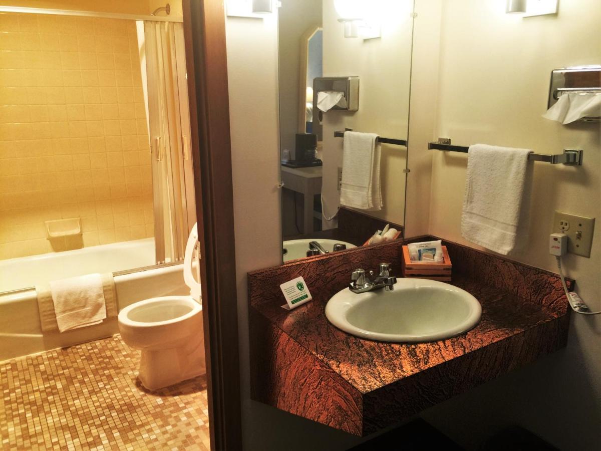 King Room at Cedar Motor Inn