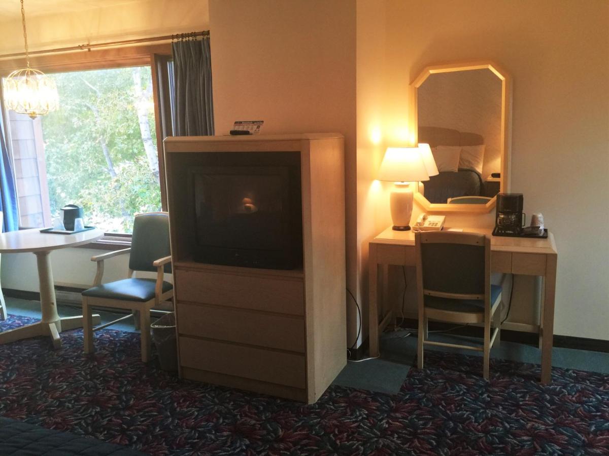 King Room at Cedar Motor Inn