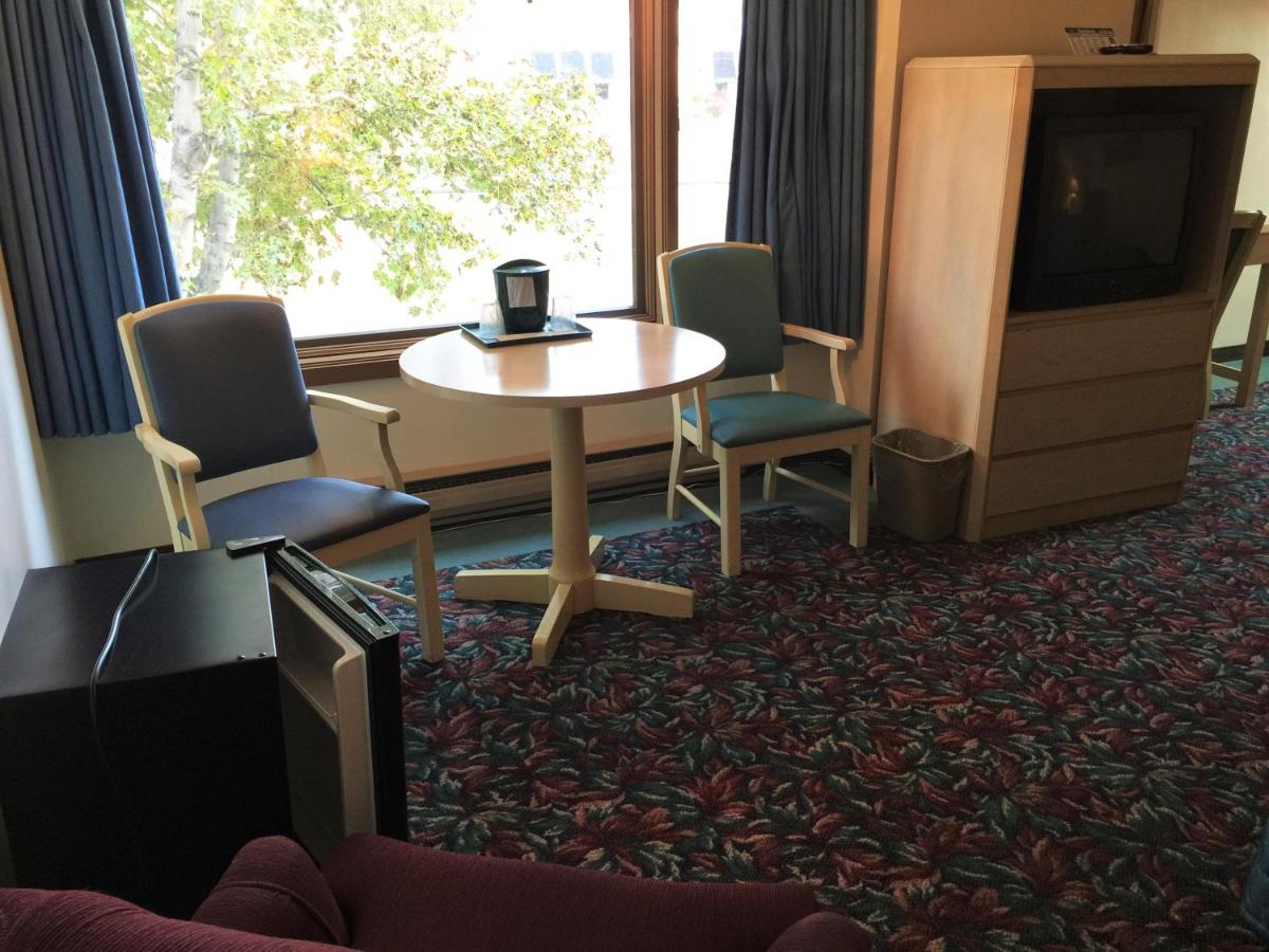 King Room at Cedar Motor Inn
