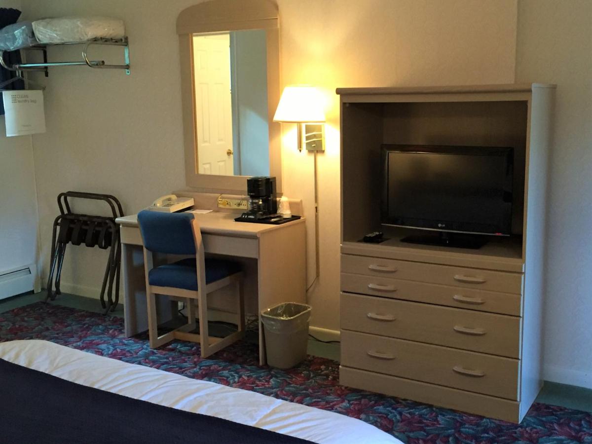 Single Queen Room at Cedar Motor Inn