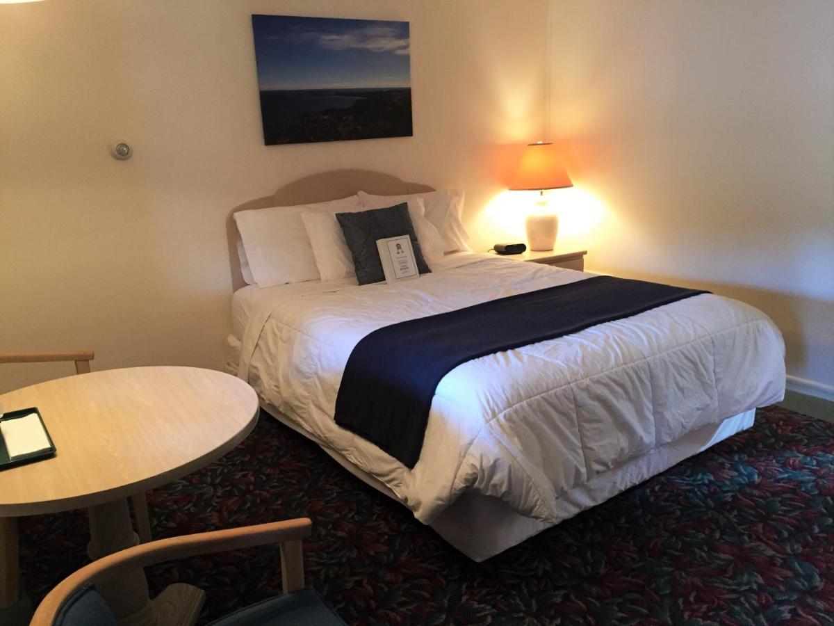 Single Queen Room at Cedar Motor Inn