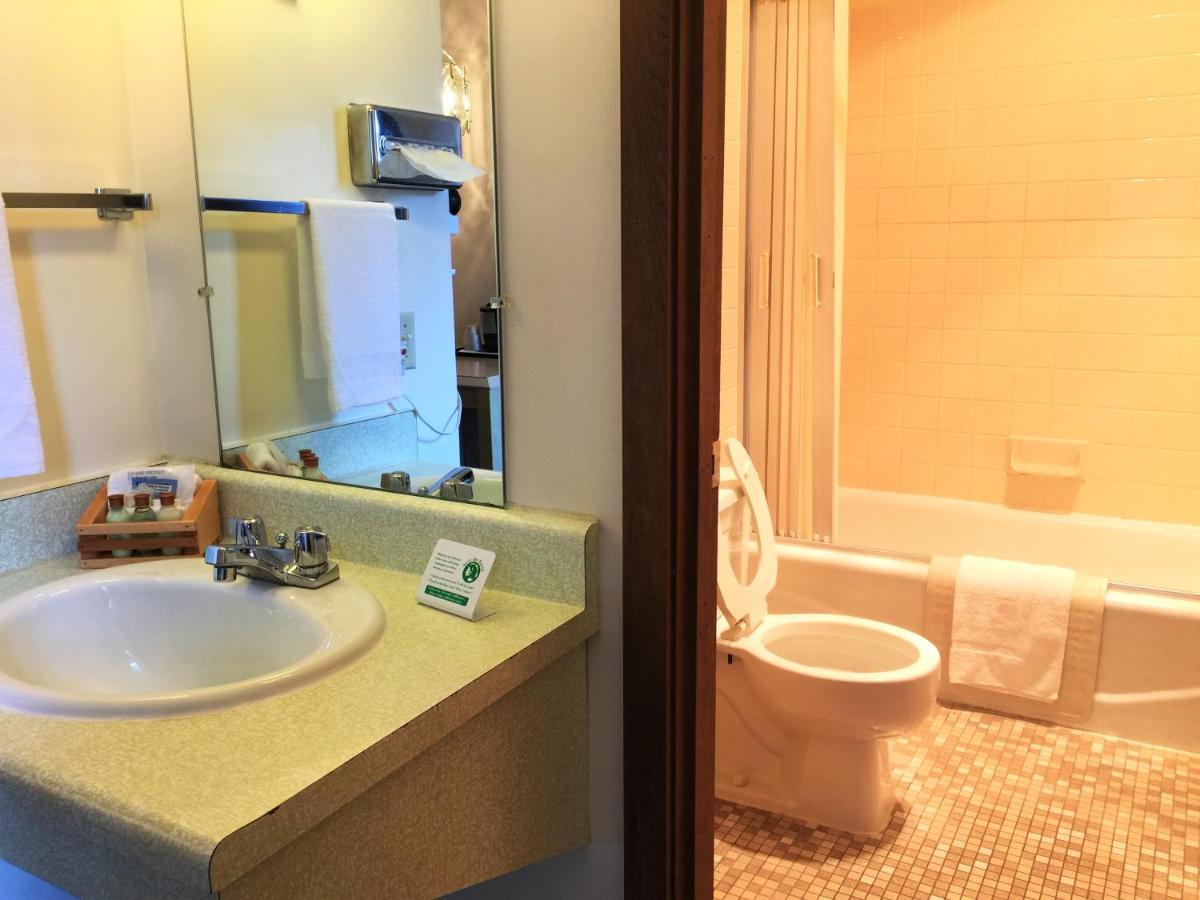 Queen Room at Cedar Motor Inn