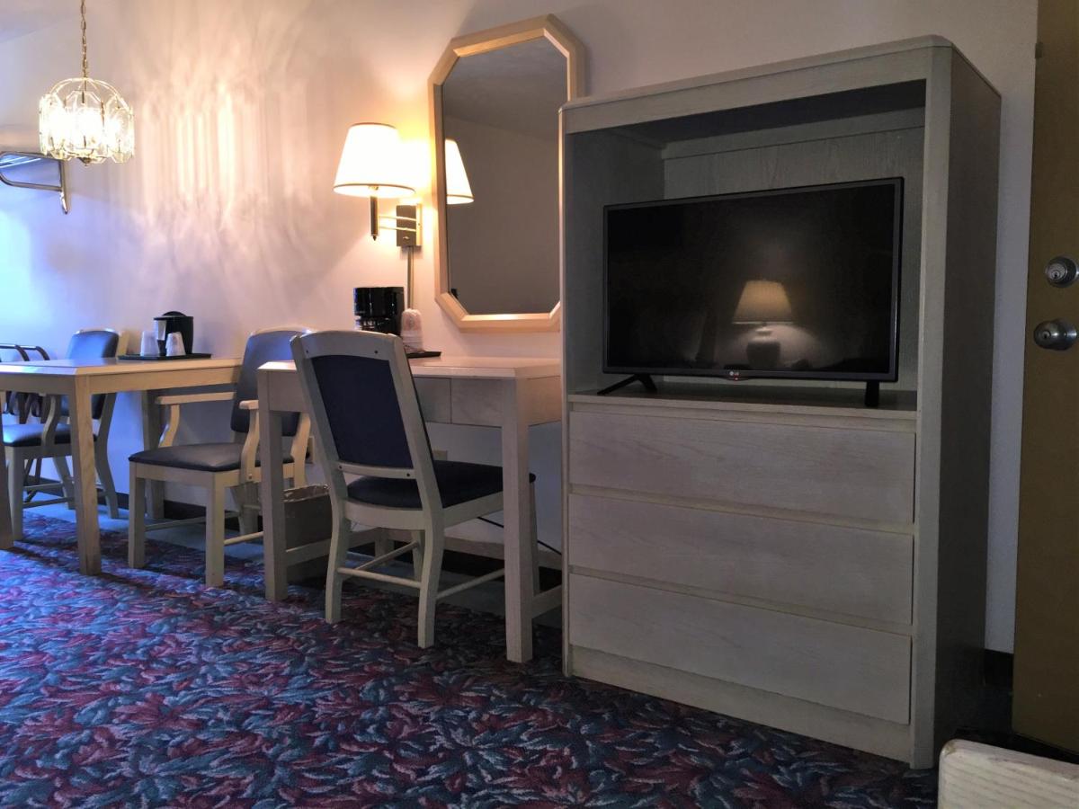Queen Room at Cedar Motor Inn