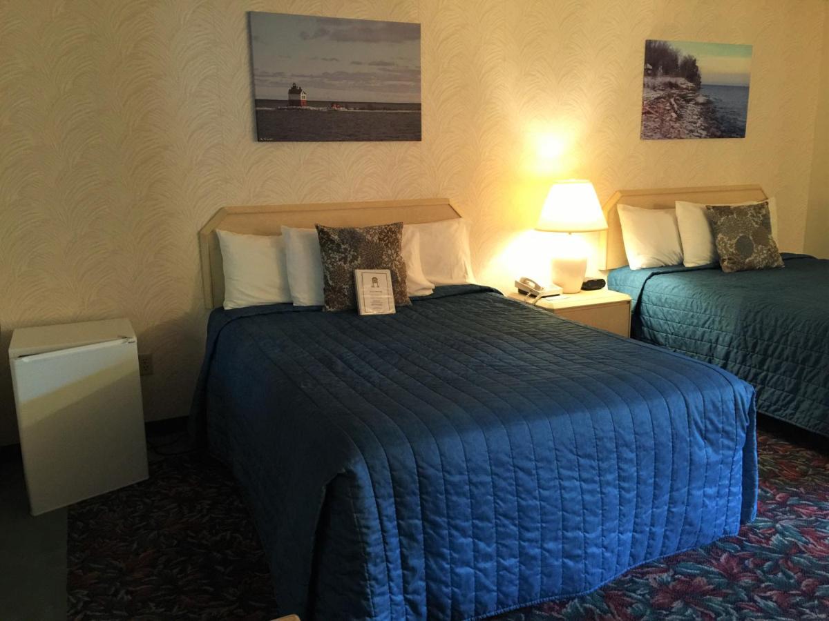Queen Room at Cedar Motor Inn