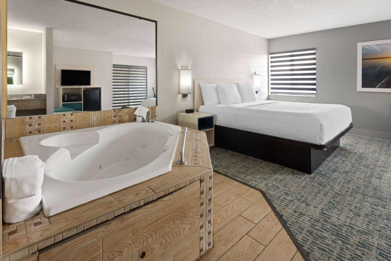 | Baymont by Wyndham LaGrange