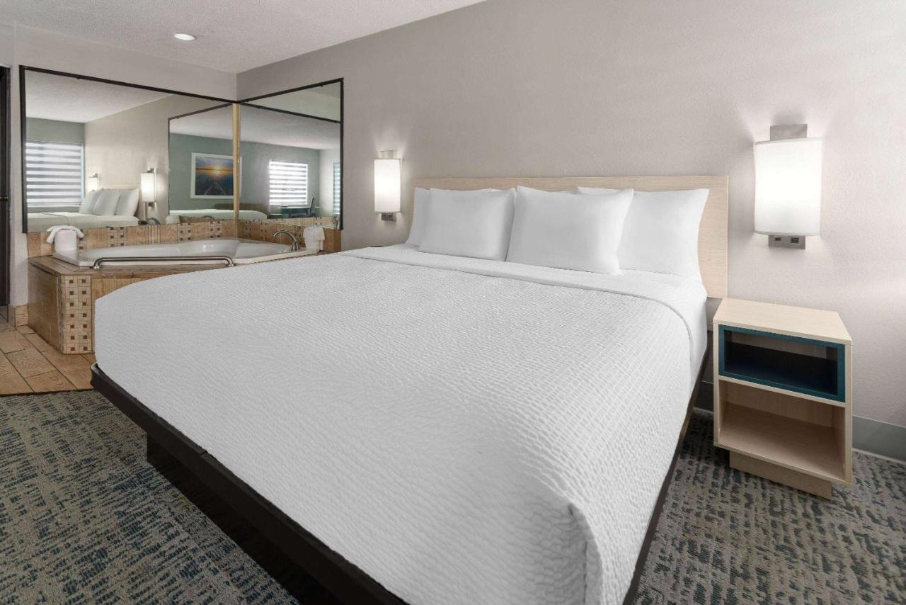 Deluxe King Suite - Non-Smoking at Baymont by Wyndham LaGrange