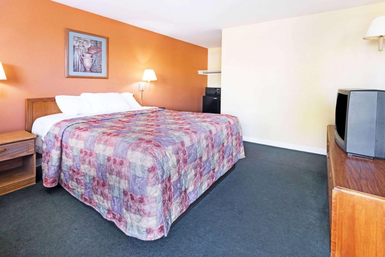 | Days Inn by Wyndham Henrietta/Rochester Area