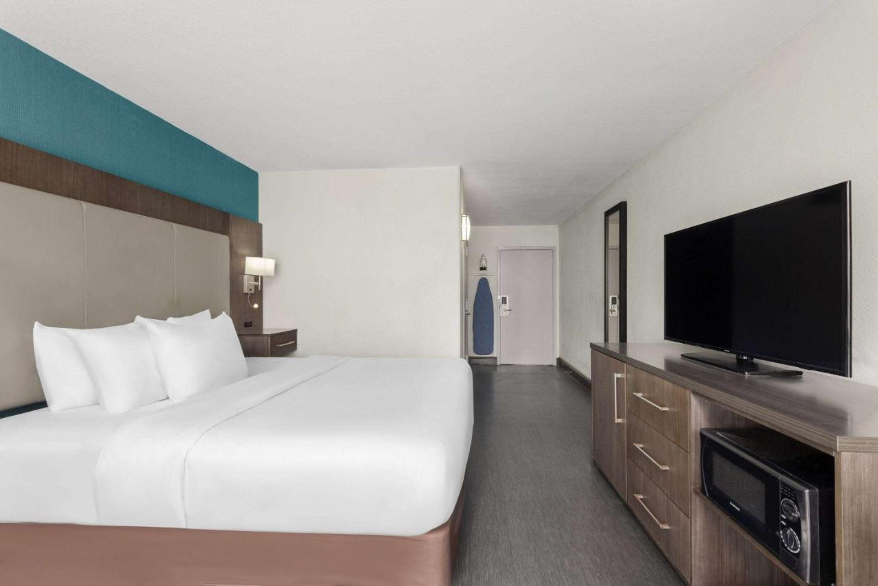 King Room with Mobility/Hearing Access and Bathtub with Grab Bars, Non-Smoking at Wingate by Wyndham Kansas City