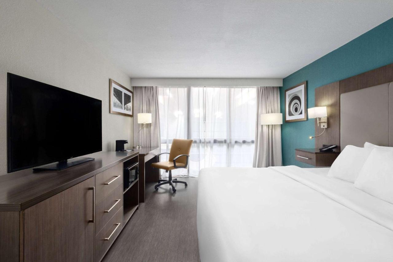 King Room with Mobility/Hearing Access and Roll-In Shower, Non-Smoking at Wingate by Wyndham Kansas City