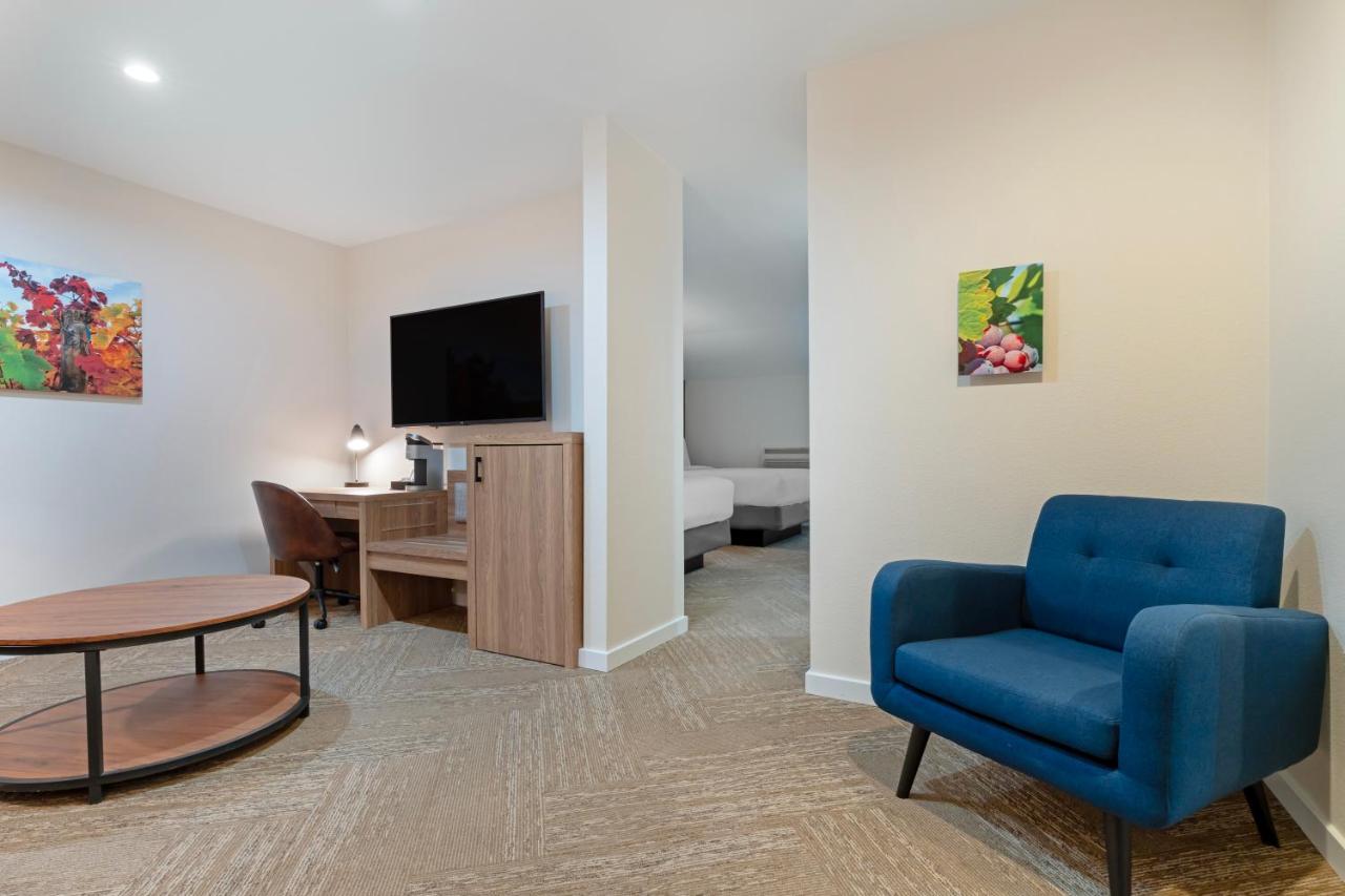 | Best Western Plus Inn At The Vines
