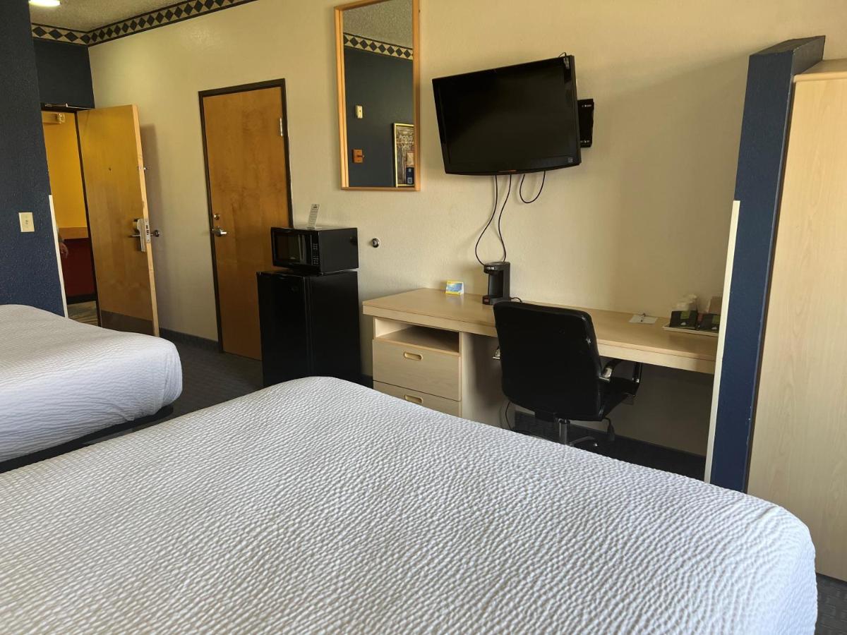 Queen Room with Two Queen Beds - Non-Smoking at Days Inn & Suites by Wyndham Hutchinson