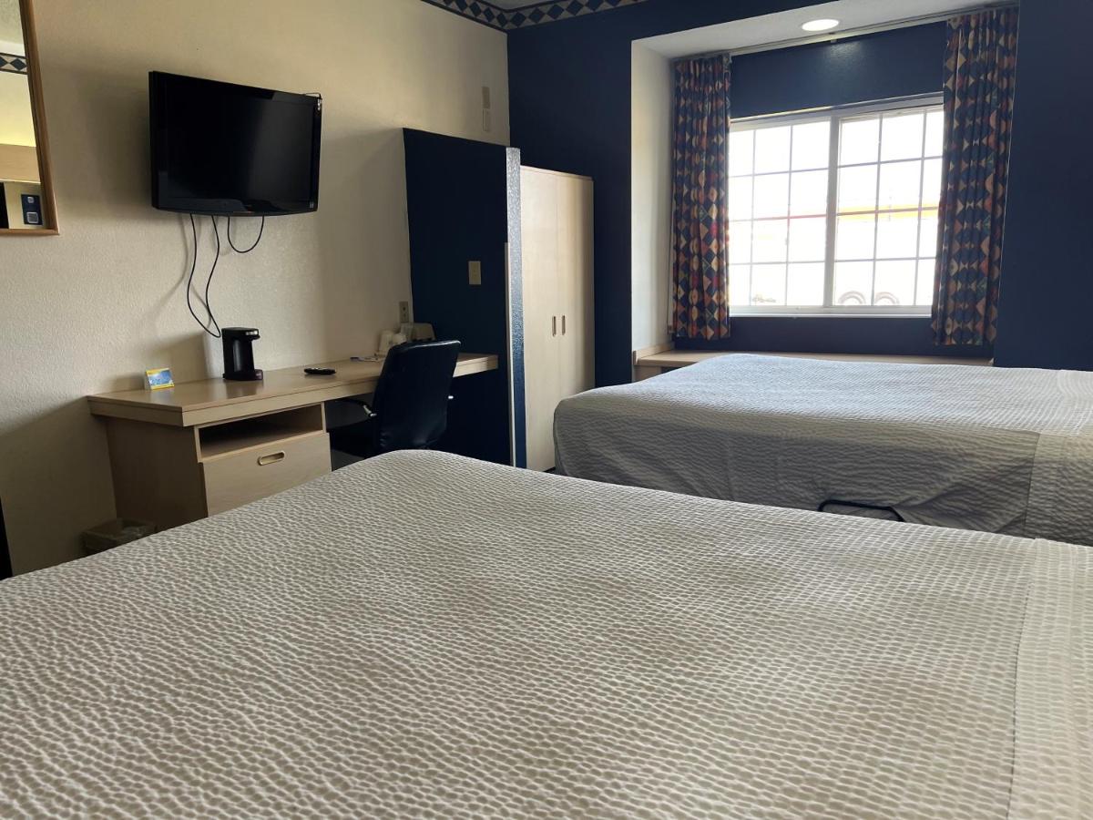 Queen Room with Two Queen Beds - Non-Smoking at Days Inn & Suites by Wyndham Hutchinson