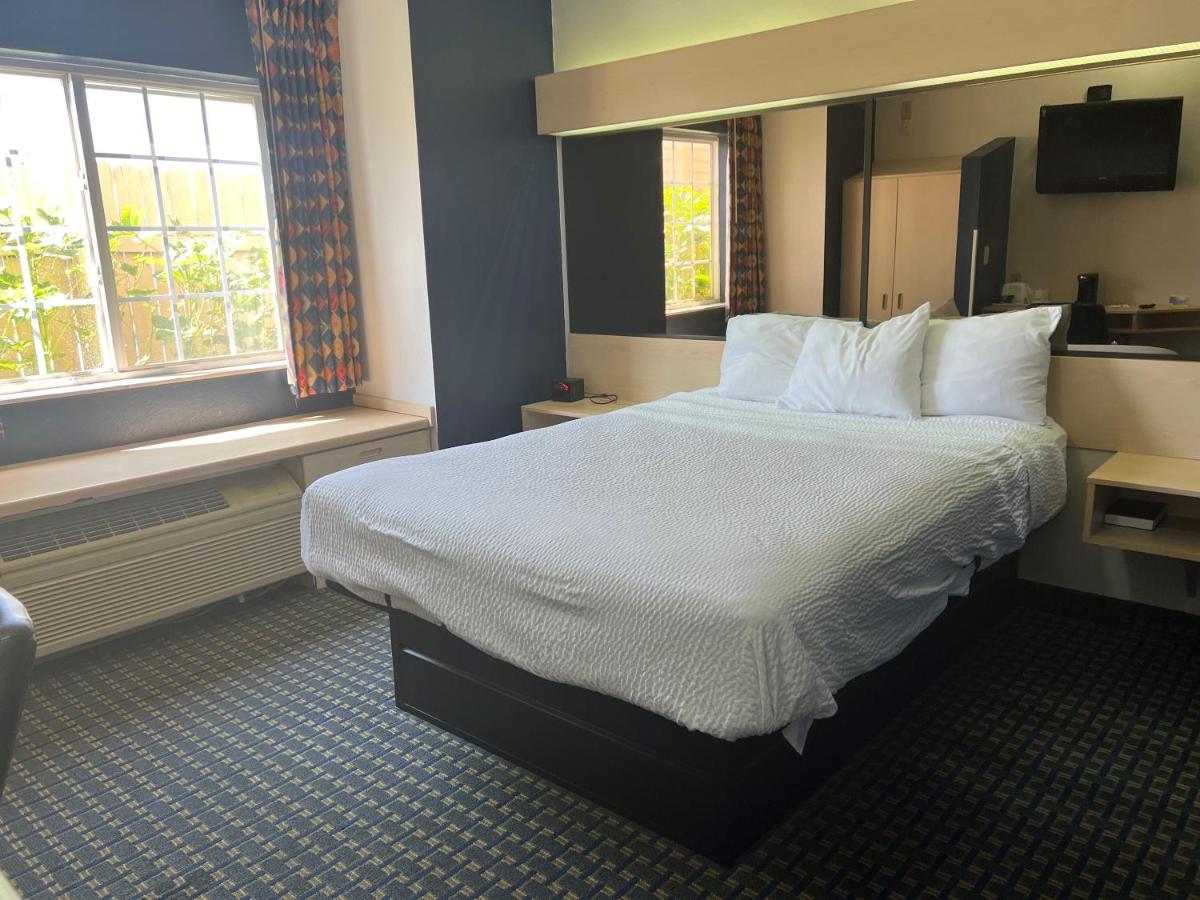 Queen Room - Non-Smoking at Days Inn & Suites by Wyndham Hutchinson