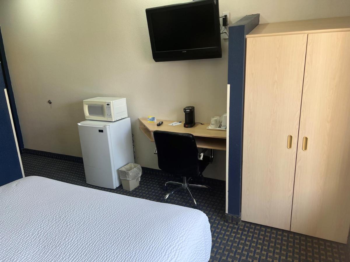 Queen Room - Non-Smoking at Days Inn & Suites by Wyndham Hutchinson