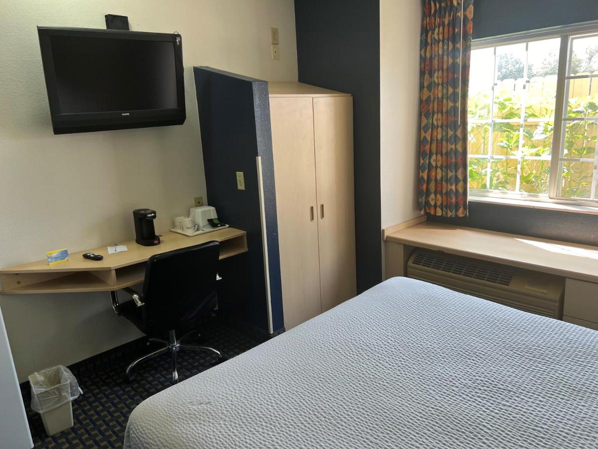 Queen Room - Non-Smoking at Days Inn & Suites by Wyndham Hutchinson