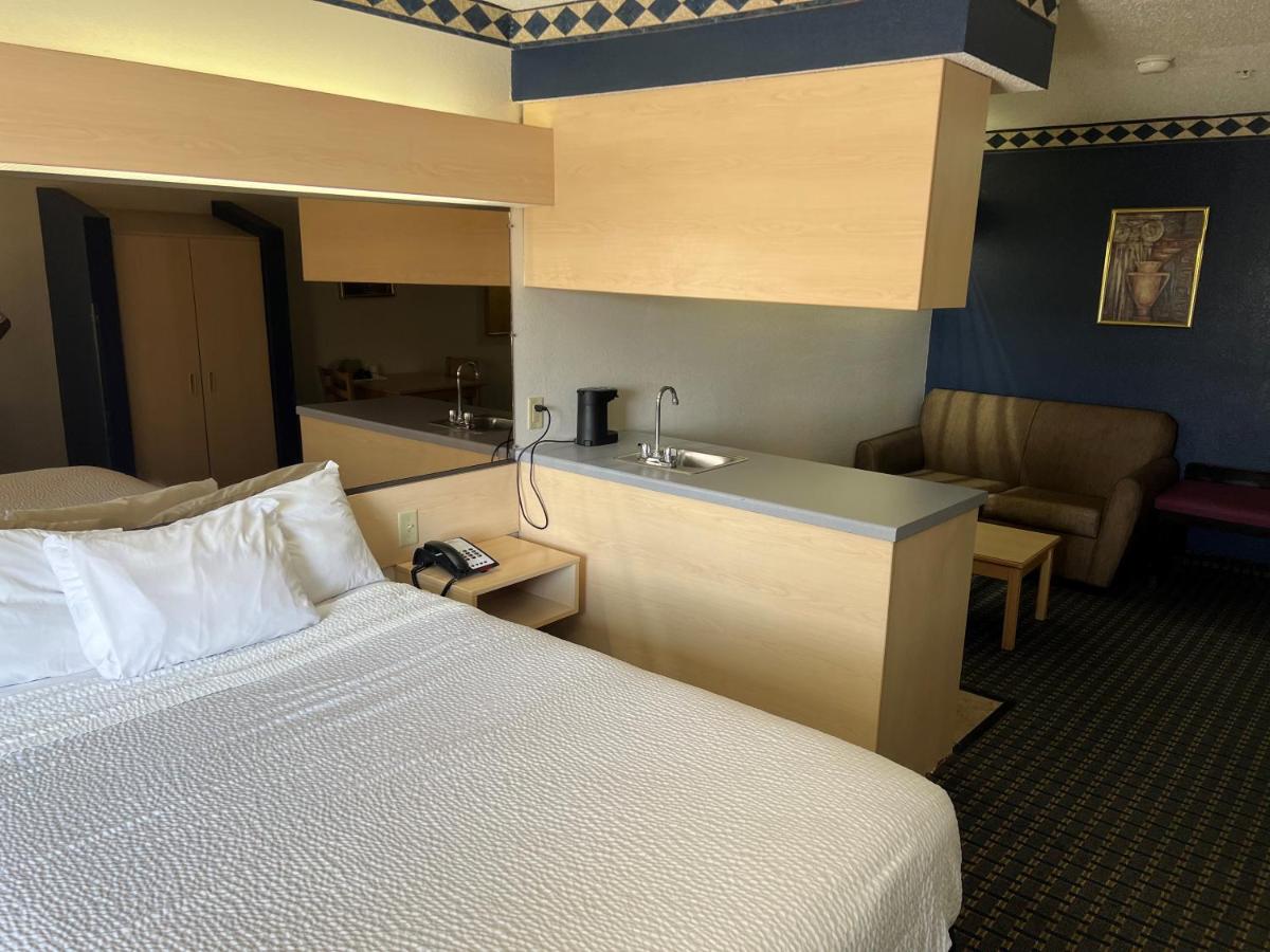Queen Suite - Non-Smoking at Days Inn & Suites by Wyndham Hutchinson