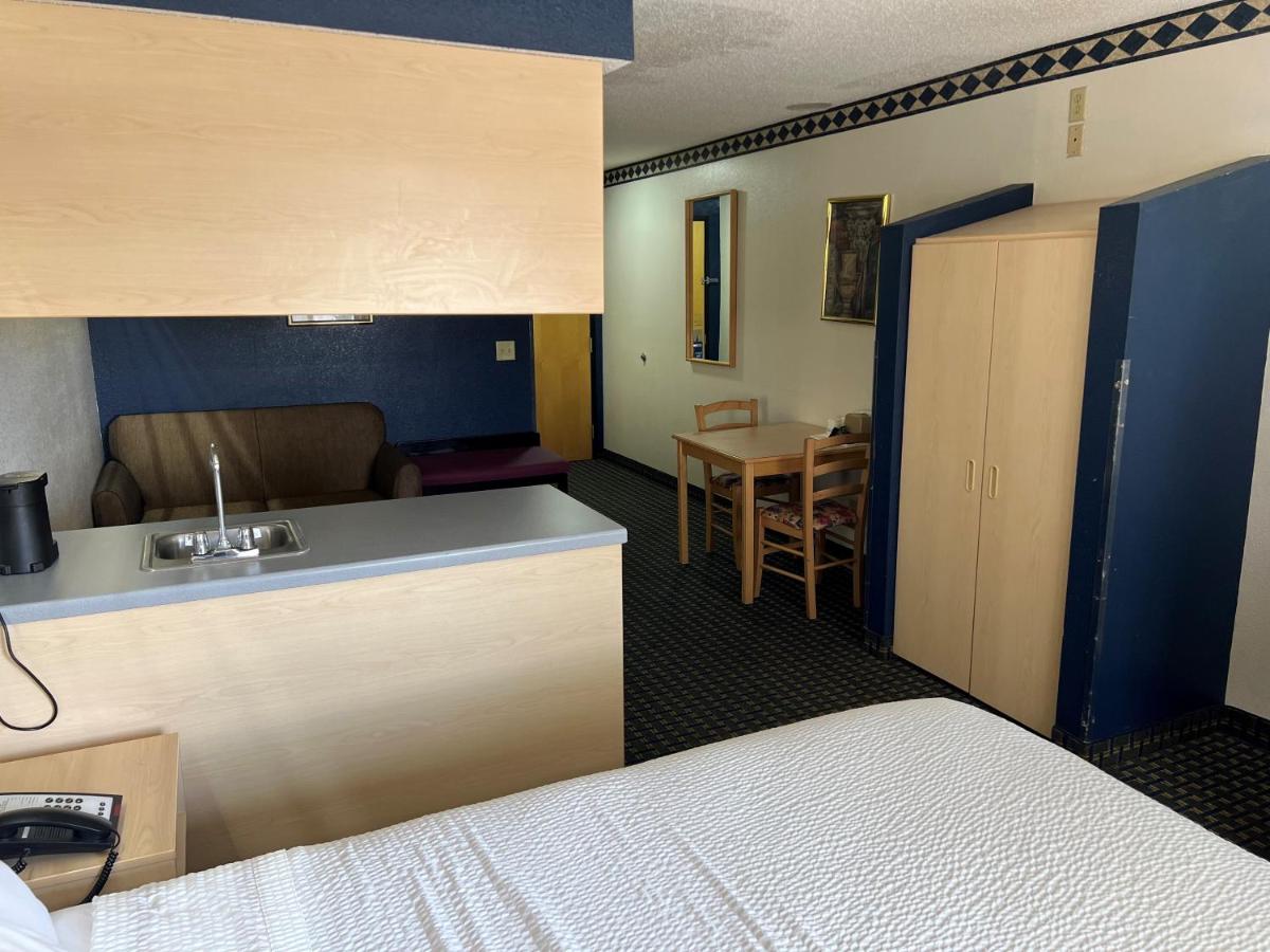 Queen Suite - Non-Smoking at Days Inn & Suites by Wyndham Hutchinson