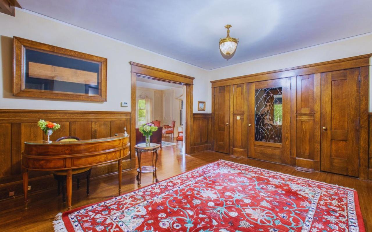 | Martha's Bed and Breakfast