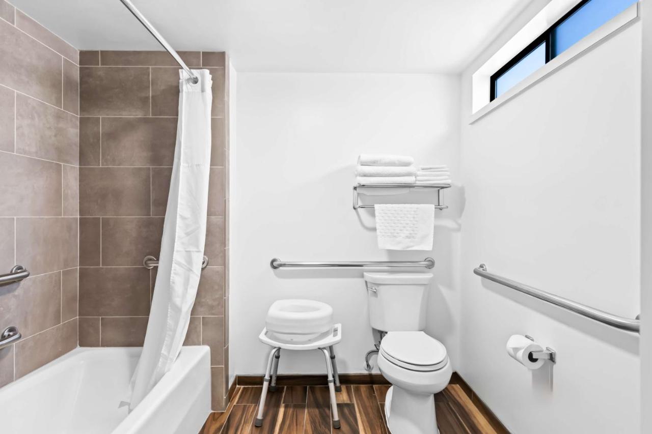 King Room with Bathtub - Disability Access/Non-Smoking at Best Western Garden Inn