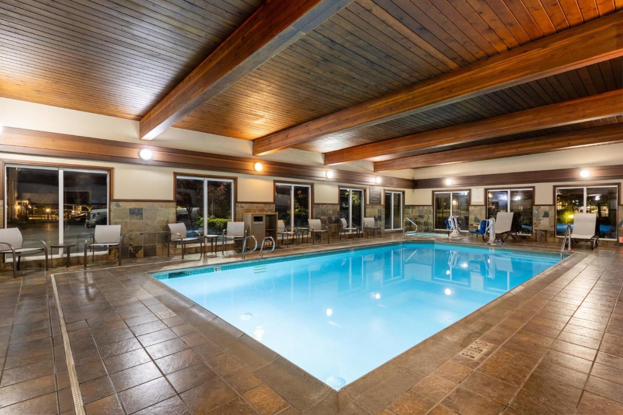 | Holiday Inn Express Vancouver North, an IHG Hotel