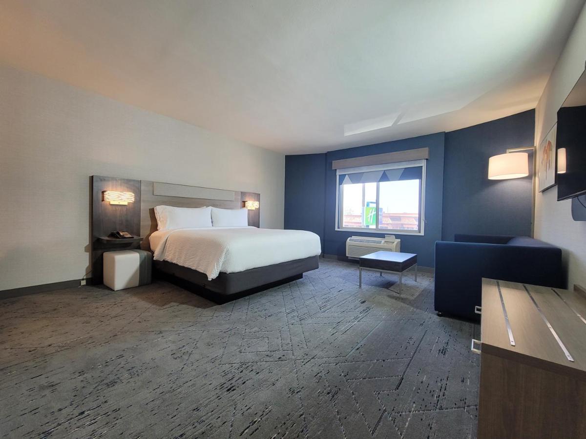 Superior King Room at Holiday Inn Express San Diego South - Chula Vista by IHG
