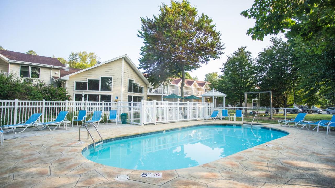 | Somerset Inn & Suites