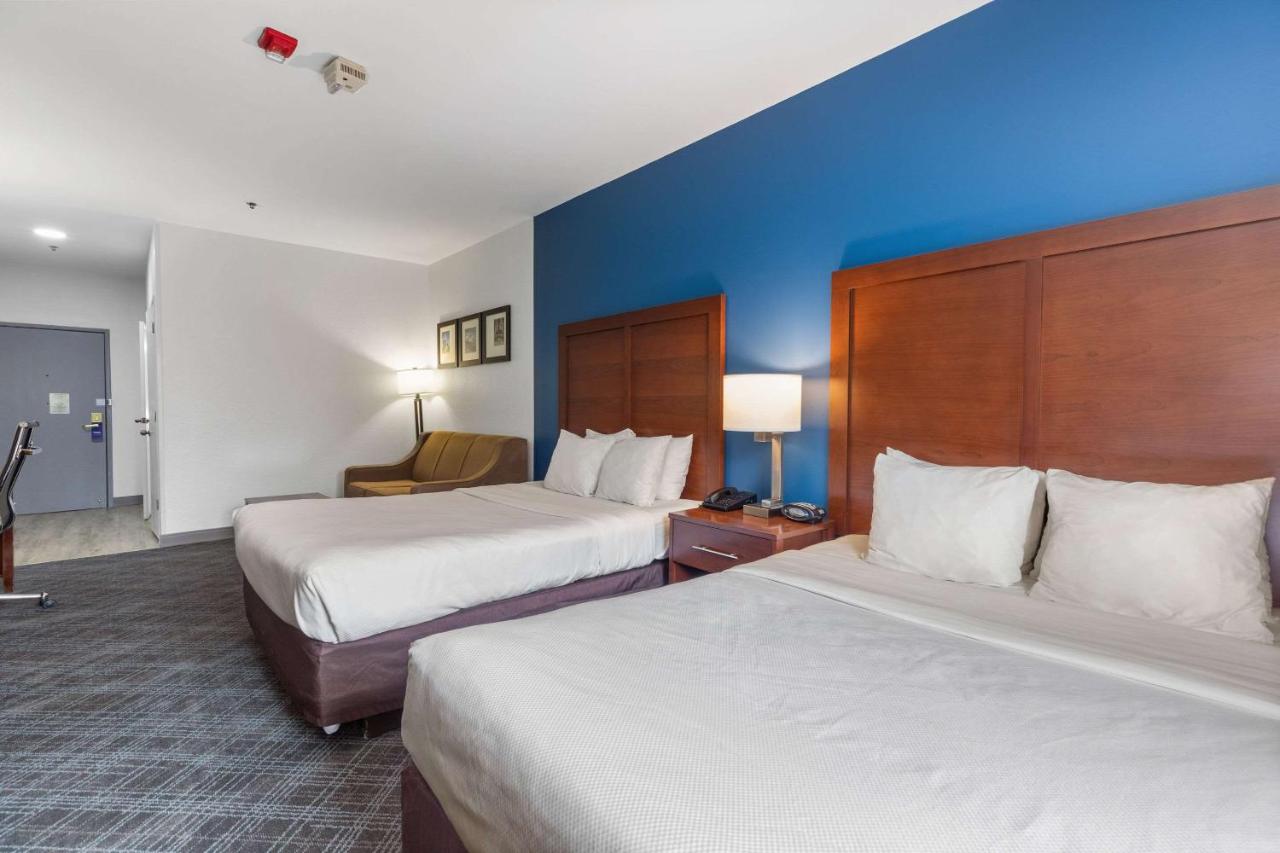 Queen Suite with Two Queen Beds at Comfort Suites Lombard - Addison