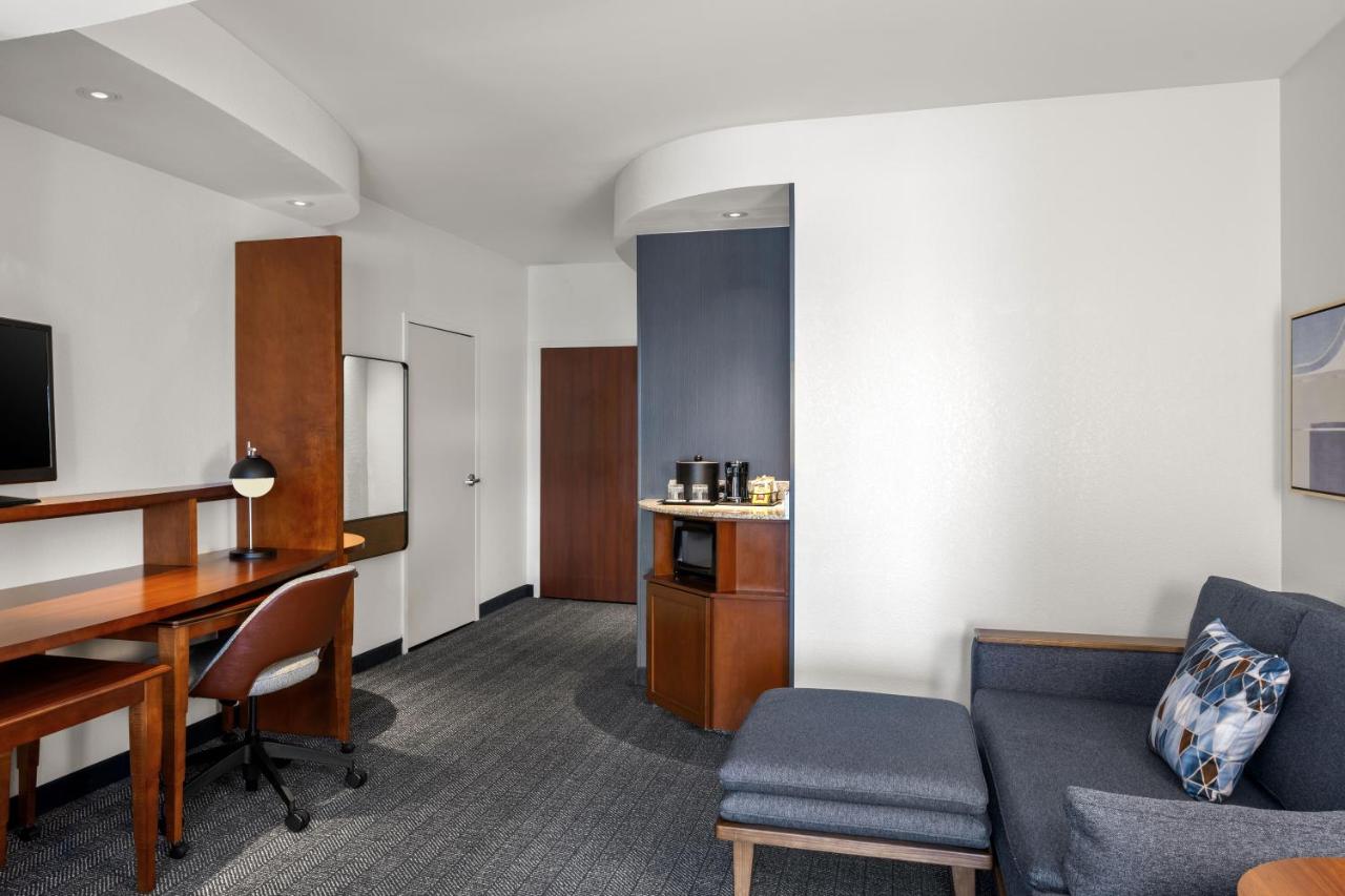 One-Bedroom King Suite at Courtyard by Marriott Evansville East