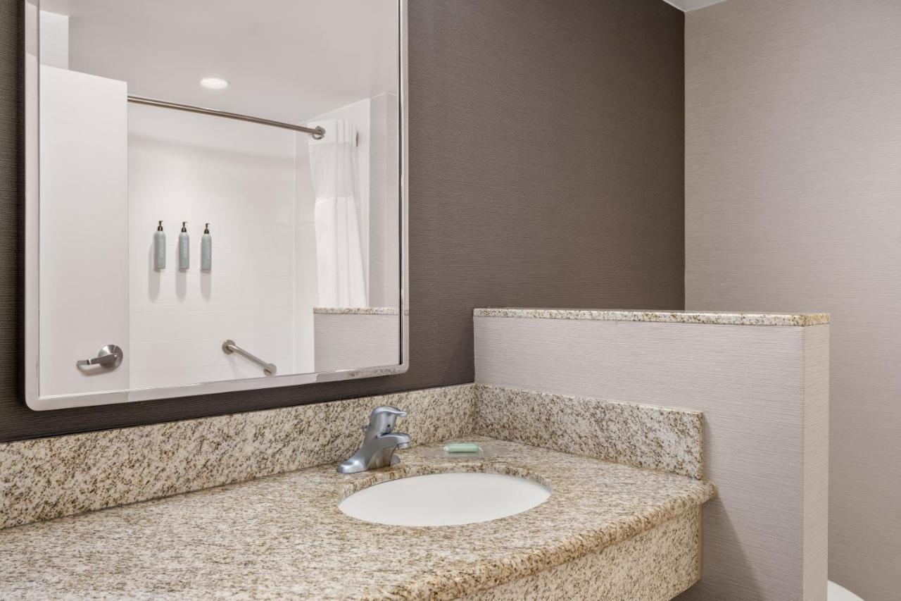 One-Bedroom King Suite at Courtyard by Marriott Evansville East