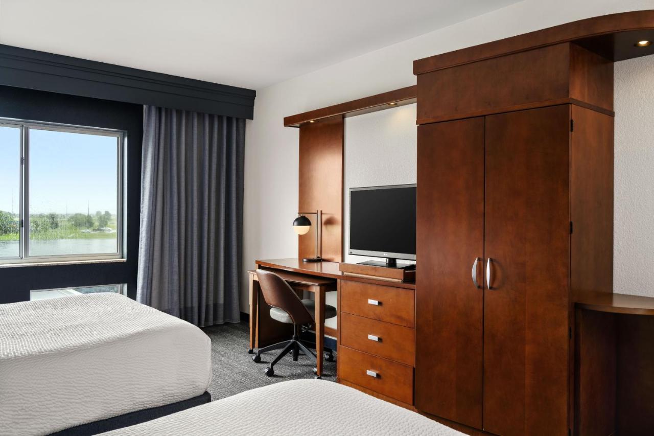 Queen Room with Two Queen Beds at Courtyard by Marriott Evansville East
