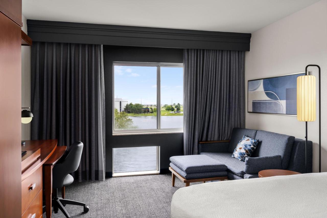 King Room with Sofa Bed at Courtyard by Marriott Evansville East