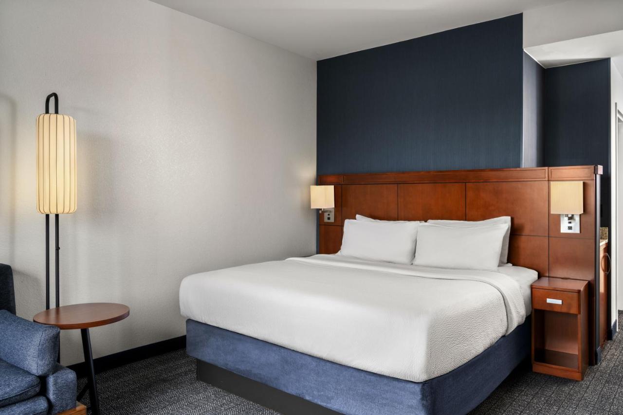 King Room with Sofa Bed at Courtyard by Marriott Evansville East