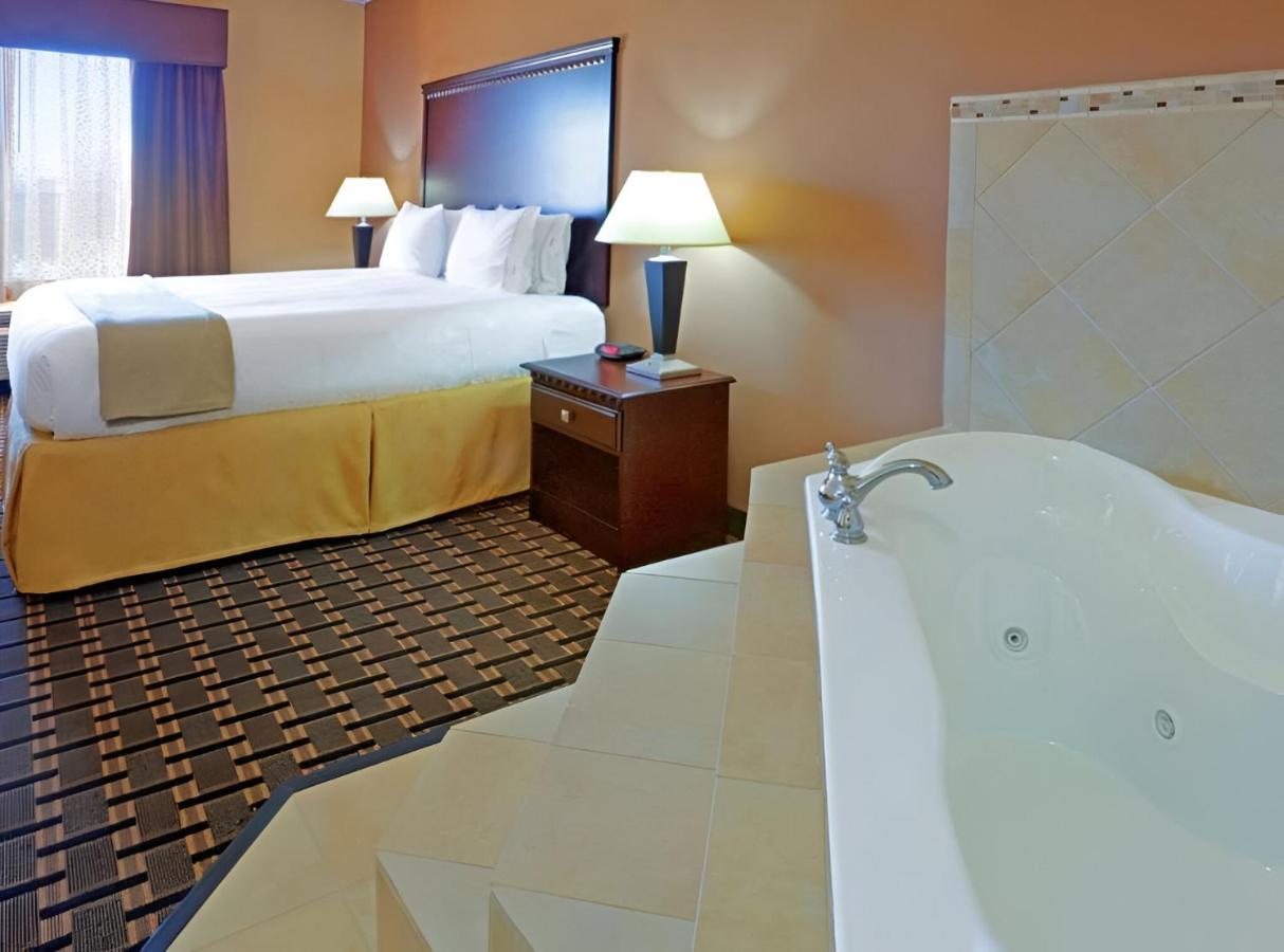 King Suite with Hot Tub - Accessible/Non Smoking at Comfort Inn & Suites Dallas Medical - Market Center