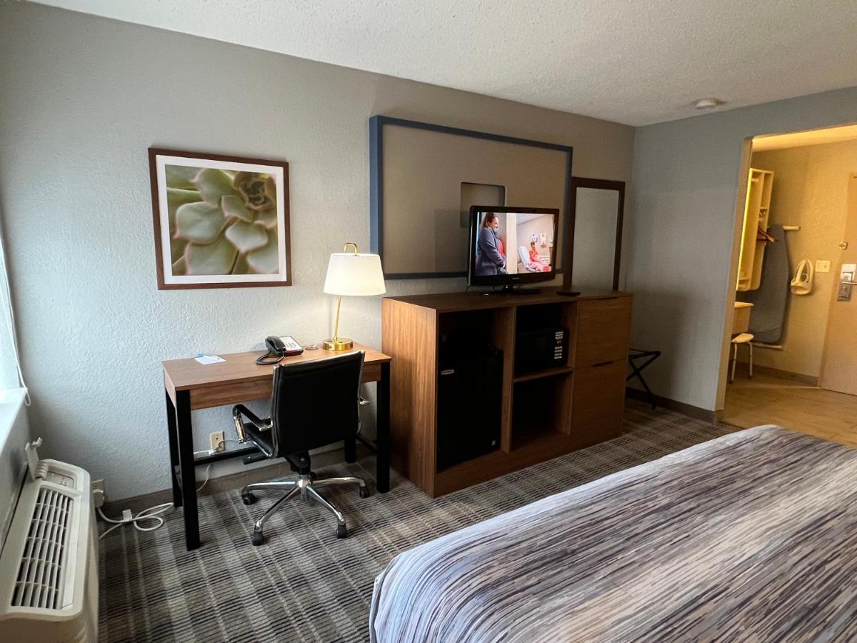 1 Double Bed, Mobility Accessible Room, Bathtub w/ Grab Bars, Non-Smoking at AmericInn by Wyndham Glendale/Milwaukee