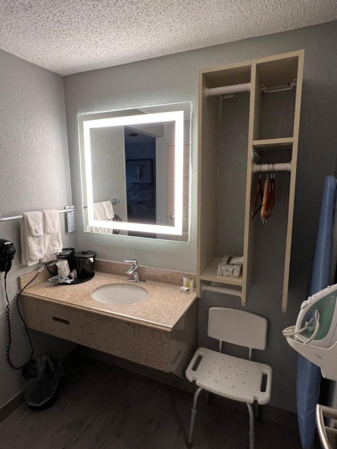 1 Double Bed, Mobility Accessible Room, Bathtub w/ Grab Bars, Non-Smoking at AmericInn by Wyndham Glendale/Milwaukee